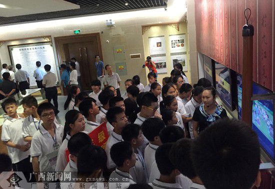 参展的学生们倾听讲解员介绍相关文物的历史渊源。广西新闻网记者
