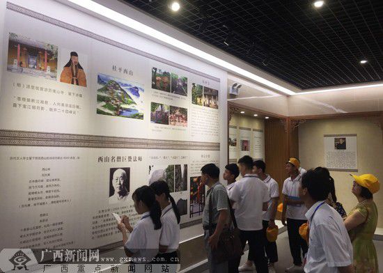 认真观展的学生不时做好笔记。广西新闻网记者