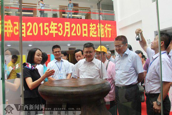 与会领导、嘉宾参观贵港博物馆的历史文物。广西新闻网记者