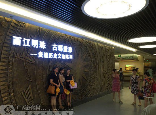 参观者在贵港博物馆合影留念。广西新闻网记者