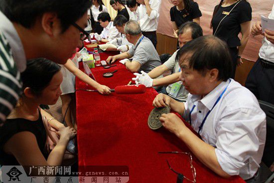 自治区博物馆的文物专家正在为市民鉴定、讲解收藏品。广西新闻网记者
