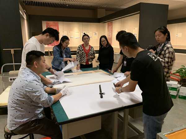 我馆专业技术人员与桂林博物馆工作人员点交文物