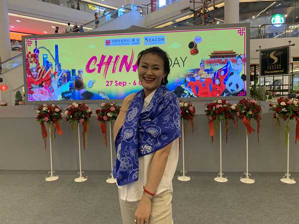 泰国友人对青花缠枝莲纹丝巾爱不释手