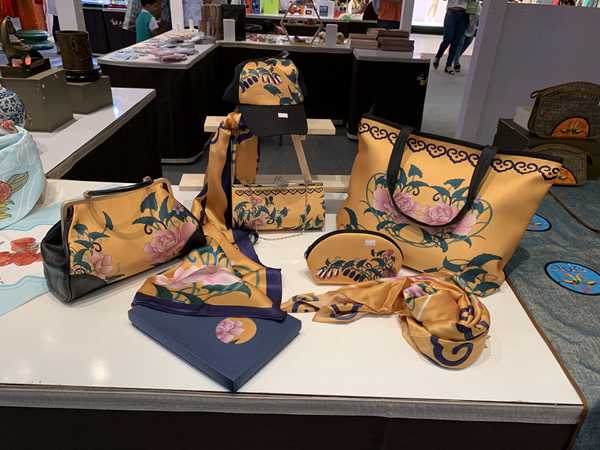 展会中展销的广西博物馆文创产品之珐琅彩百花纹系列产品