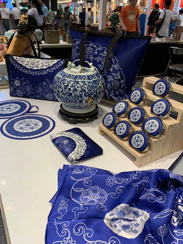 展会中展销的广西博物馆文创产品之青花缠枝莲系列产品