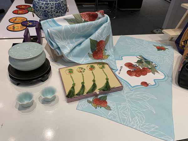 展会中展销的广西博物馆文创产品之大师笔下的广西画作系列产品