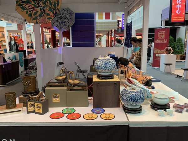 展会中展销的广西博物馆文创产品之凤灯系列产品