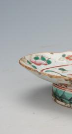 粉彩花蝶纹花口蝶